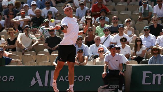 Jakub Mensik jugando en Roland Garros