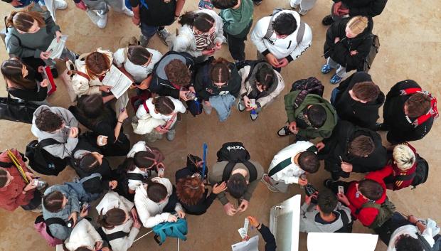 Alumnos durante el primer día de selectividad