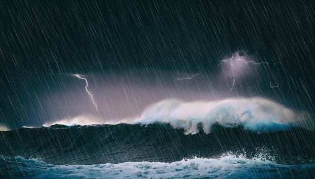 Tormenta en el mar con grandes olas y relámpagos