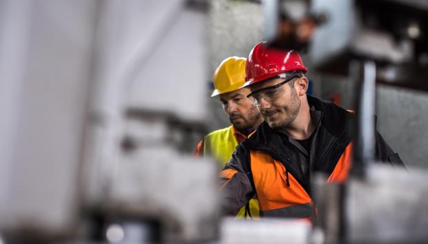 Trabajadores en una empresa industrial, en una imagen de archivo Cataluña empleados