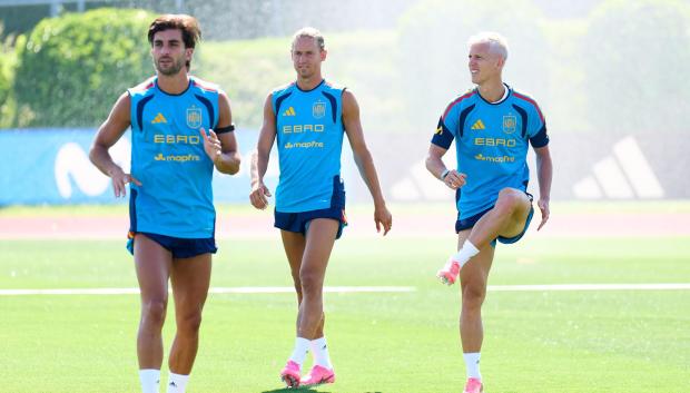 Los jugadores, Ferran Torres, Marcos Llorente y Dani Olmo, durante un entrenamiento de la selección española