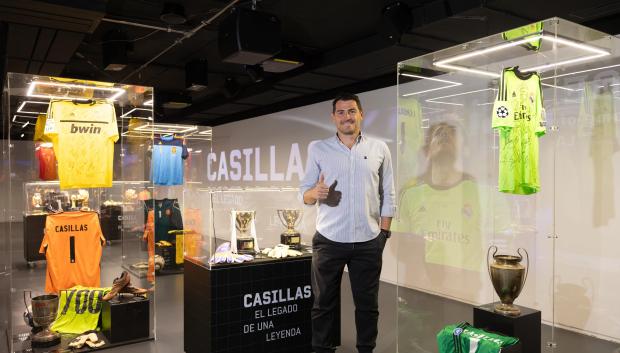 Iker Casillas posa en el Museo Legends con su exposición
