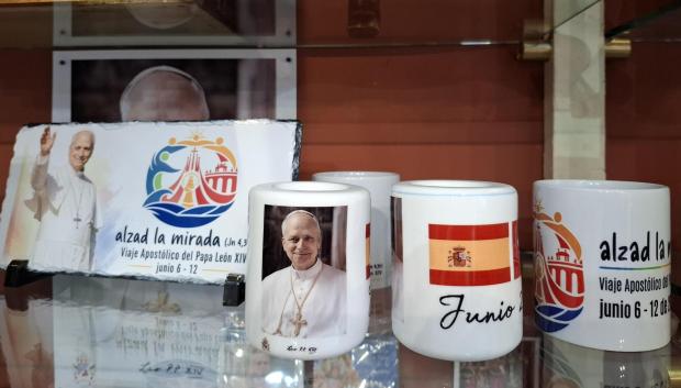 Recuerdos del papa León XIV a la venta en una tienda de imaginería religiosa con motivo de la visita del Pontífice a España.
