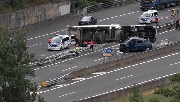 Mueren cinco policías forales navarros en un accidente de tráfico al chocar con un camión