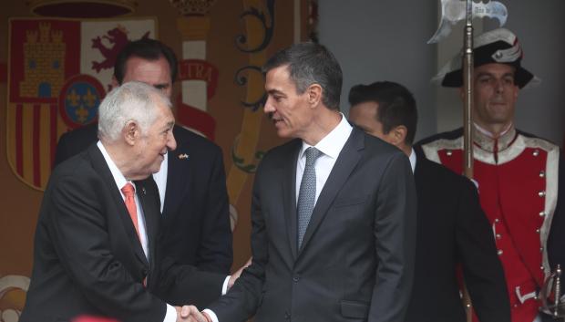 (Foto de ARCHIVO)
(D-I) El presidente del Gobierno, Pedro Sánchez, y el presidente del Tribunal Constitucional, Cándido Conde Pumpido,durante el acto solemne de homenaje a la bandera nacional y desfile militar por el 12 de octubre, Día de la Hispanidad, en la Plaza de Cánovas del Castillo, a 12 de octubre de 2025, en Madrid (España). Los actos comienzan con el izado de bandera y van seguidos del homenaje a los que dieron la vida por el país. Posteriormente, comienzan los desfiles militares aéreos y terrestres. En total, 3.847 efectivos de las Fuerzas Armadas, las Fuerzas y Cuerpos de Seguridad del Estado y otras instituciones del Estado participarán en el desfile, junto a 229 caballos, 6 perros, 45 aviones y 29 helicópteros.

Eduardo Parra / Europa Press
12 OCTUBRE 2025;DESFILE MILITAR;DÍA DE LA HISPANIDAD
12/10/2025