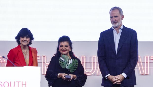 El rey Felipe VI (d) y la presidenta de South Summit, María Benjumea (i) conceden el premio South Summit Leadership a Luiza Helena Trajano