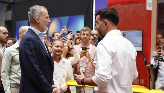 El rey Felipe VI conversa con varios emprendedores este jueves durante la segunda jornada del South Summit