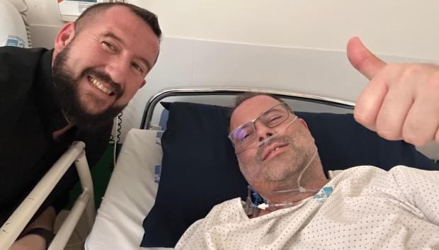 Gonzalo, junto a su amigo y sacerdote Pedro Rubiato, pocas horas después de ser intervenido