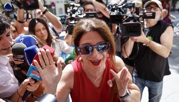 La fontanera socialista Leire Díez en la puerta de la sede del PSOE el año pasado