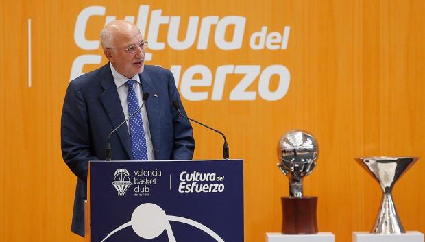 Imagen de archivo de Juan Roig junto a dos de los títulos del Valencia Basket