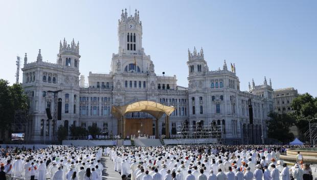 Vista general de la misa del Corpus Christi oficiada por el Papa León XIV esta mañana en la Plaza de Cibeles de Madrid