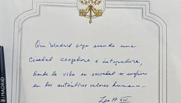 Inscripción de León XIV en el libro de Honor del Ayuntamiento de Madrid