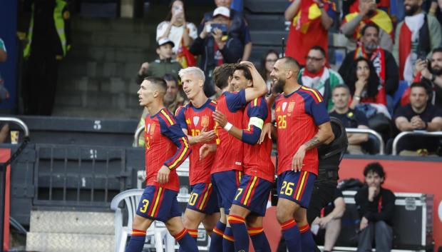 Los jugadores de la selección española celebran el 1-0 ante Irak