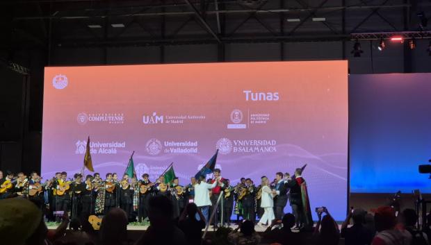 Tunas con los voluntarios en IFEMA