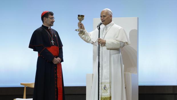 El Papa con el cáliz que ha regalado a Madrid