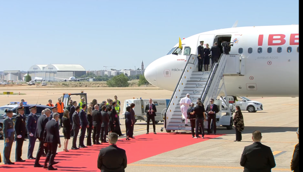 El Papa subiendo al avión que le llevará a Barcelona