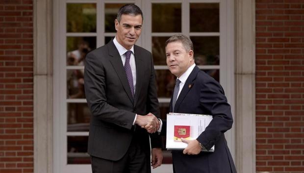 Pedro Sánchez estrecha la mano con Emiliano García-Page