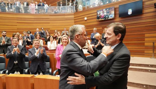 Pollán y Mañueco se abrazan, este martes, en las Cortes de Castilla y León