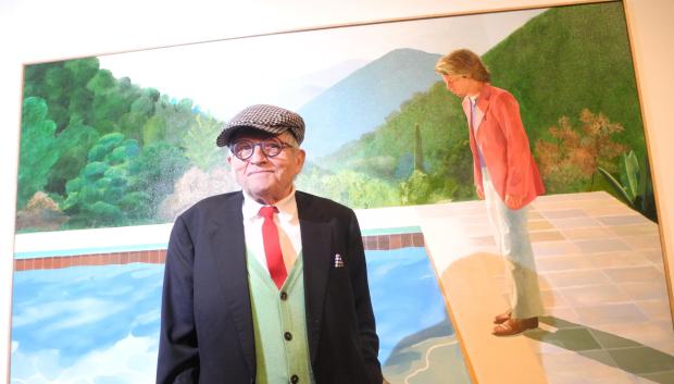 David Hockney delante de su obra Piscina con dos figuras