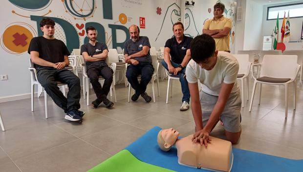 Maniobra de reanimación cardiopulmonar con un maniquí