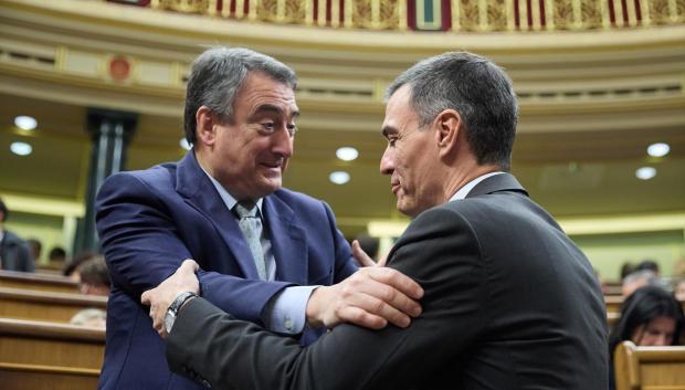 Pedro Sánchez se saluda con Aitor Esteban, del PNV, en una imagen de archivo