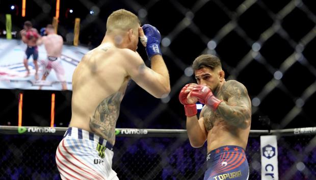 AME1206. WASHINGTON (ESTADOS UNIDOS), 14/06/2026.- El hispano-georgiano Ilia Topuria (d) se enfrenta con el estadounidense Justin Gaethje este domingo, en un combate de la UFC en la Casa Blanca en Washington (EE.UU.). EFE/ Octavio Guzmán