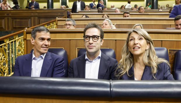 Pedro Sánchez y Carlos Cuerpo, junto a Yolanda Díaz