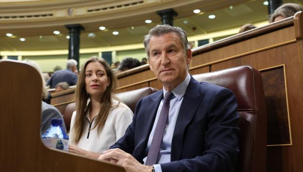 El presidente del PP, Alberto Núñez Feijóo, y la portavoz del PP en el Congreso, Ester Muñoz