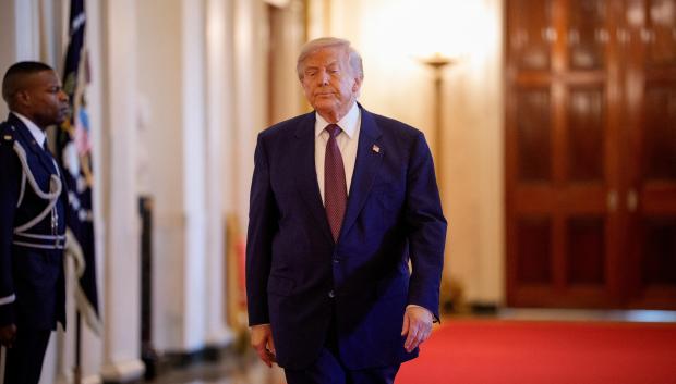 El presidente de Estados Unidos Donald Trump camina por un pasillo de la Casa Blanca