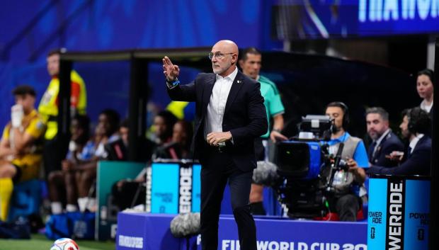 Luis de la Fuente da indicaciones durante el encuentro frente a Cabo Verde