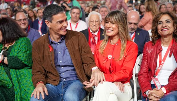 El presidente del Gobierno, Pedro Sánchez, y su esposa Begoña Gómez