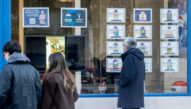 Una oficina de empresa inmobiliaria en Madrid.