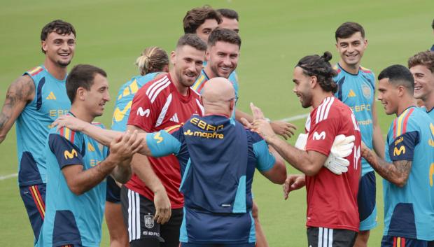 Jugadores de España celebran el cumpleaños del seleccionador Luis de la Fuente