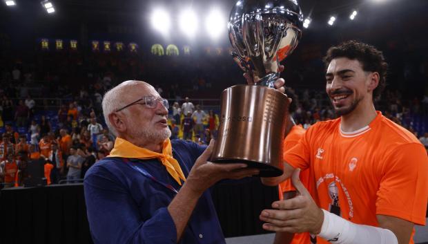 Imagen de Juan Roig junto al capitán del Valencia Basket y el título de campeones