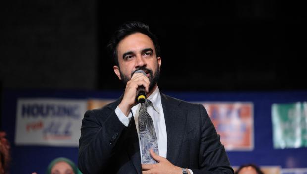 El alcalde de la ciudad de Nueva York, Zohran Mamdani, habla durante una fiesta para seguir los resultados de las primarias de la candidata al Congreso por la ciudad de Nueva York