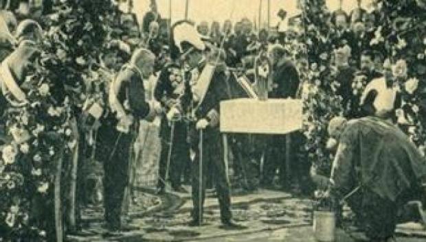 Colocación de la primera piedra, año 1902