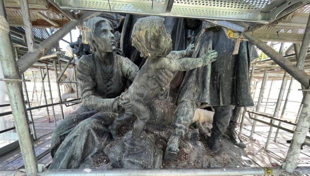 Monumento a Alfonso XII durante su restauración en el año 2023