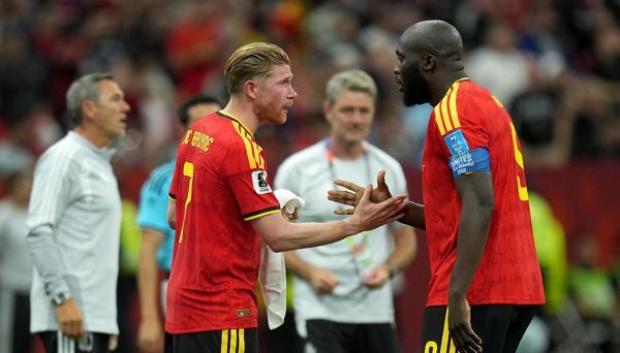 Romelu Lukaku (derecha), de Bélgica, celebra con su compañero Kevin De Bruyne tras marcar el cuarto gol de su equipo durante la Copa Mundial de la FIFA