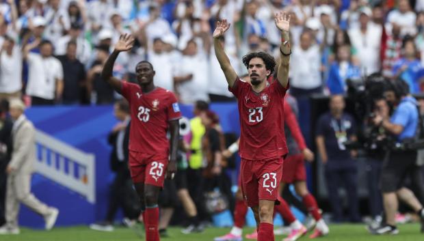Houston (United States), 23/06/2026.- Portugal`s players Vitinha (R) and Nuno Mendes celebrate the victory over Uzbekistan during the FIFA World Cup 2026 Group K soccer match held at Houston Stadium, Texas, USA, 23 June 2026. (Mundial de Fútbol) EFE/EPA/MIGUEL A. LOPES