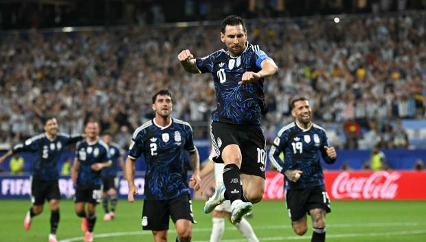 Leo Messi celebra su gol en el Argentina - Jordania