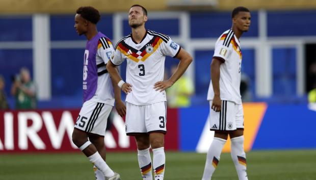Los jugadores de Alemania lamentan perder la tanda de penaltis ante Paraguay