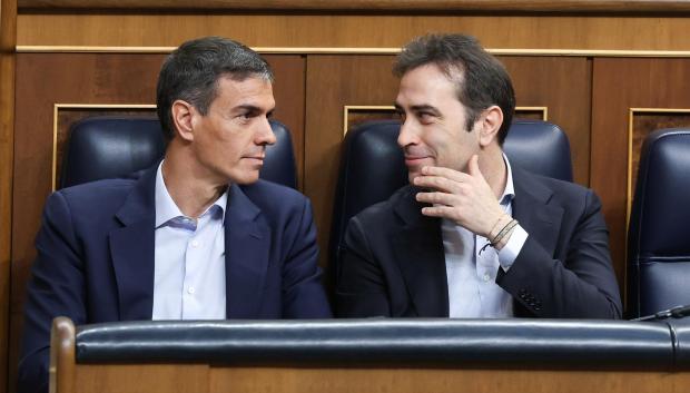 El presidente del Gobierno, Pedro Sánchez, y el vicepresidente primero y ministro de Economía, Comercio y Empresa, Carlos Cuerpo (d), durante una sesión de control al Gobierno, en el Congreso de los Diputados, a 17 de junio de 2026, en Madrid (España). El Gobierno se enfrenta hoy a una sesión de control que coincide con la comparecencia del expresidente Zapatero ante el juez de la AN por el rescate de Plus Ultra. La oposición examina durante el pleno a Marlaska en medio de las informaciones que se van conociendo cada día sobre las agendas de la exmilitante socialista Leire Díez, con la resaca de la muerte de dos guardias civiles antidroga en la costa de Huelva y la reciente patada que un antidisturbios propinó a una profesora que se manifestaba en Valencia.

Marta Fernández / Europa Press
17/6/2026