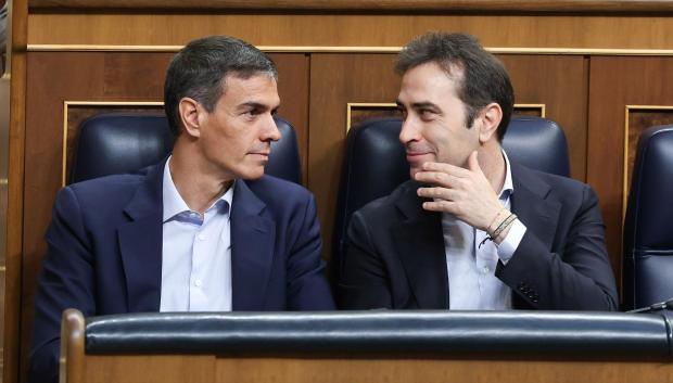El presidente del Gobierno, Pedro Sánchez, y el vicepresidente primero y ministro de Economía, Comercio y Empresa, Carlos Cuerpo (d), durante una sesión de control al Gobierno, en el Congreso de los Diputados, a 17 de junio de 2026, en Madrid (España). El Gobierno se enfrenta hoy a una sesión de control que coincide con la comparecencia del expresidente Zapatero ante el juez de la AN por el rescate de Plus Ultra. La oposición examina durante el pleno a Marlaska en medio de las informaciones que se van conociendo cada día sobre las agendas de la exmilitante socialista Leire Díez, con la resaca de la muerte de dos guardias civiles antidroga en la costa de Huelva y la reciente patada que un antidisturbios propinó a una profesora que se manifestaba en Valencia.

Marta Fernández / Europa Press
17/6/2026