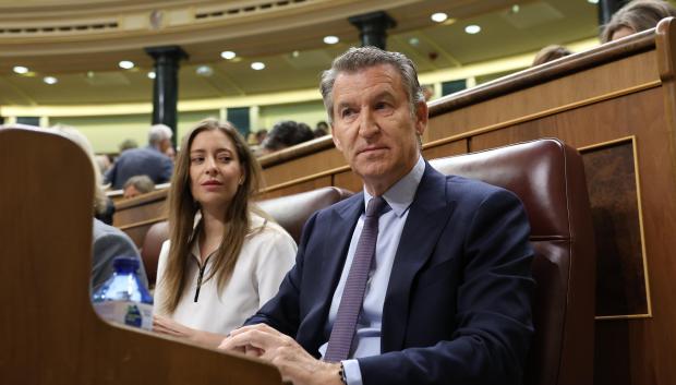 El presidente del PP, Alberto Núñez Feijóo, y la portavoz del PP en el Congreso, Ester Muñoz