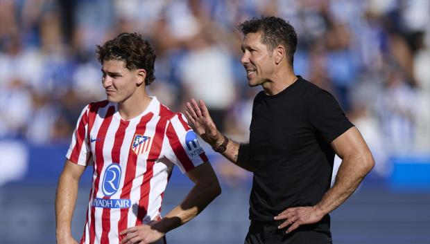 Diego Pablo Simeone y Julián Álvarez, en una imagen de esta temporada