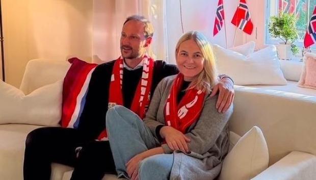 Los Príncipes Haakon y Mette-Marit animando a la selección noruega en su encuentro frente a Brasil desde el Palacio Real

REMITIDA / HANDOUT por CASA REAL NORUEGA
Fotografía remitida a medios de comunicación exclusivamente para ilustrar la noticia a la que hace referencia la imagen, y citando la procedencia de la imagen en la firma
06/7/2026