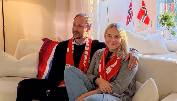 Haakon y Mette-Marit animando a su selección en el Mundial en una imagen compartida en el perfil de Instagram de la casa real noruega.