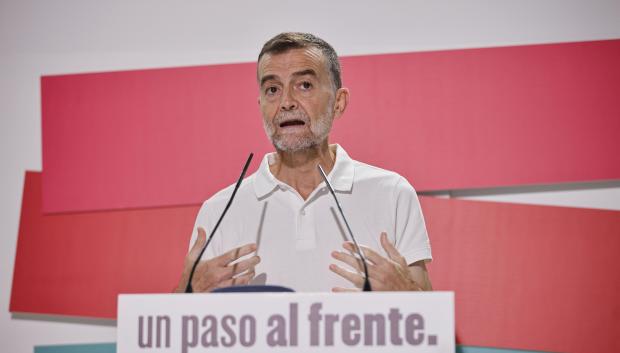 El líder de IU, Antonio Maíllo durante la rueda de prensa ofrecida este lunes en Madrid