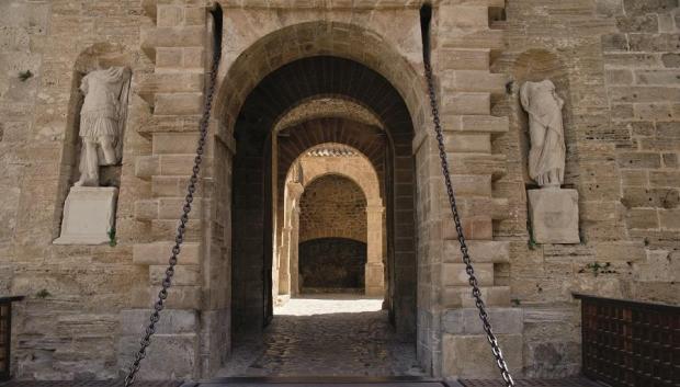 El portal de ses Taules da acceso al recinto amurallado de Dalt Vila.
