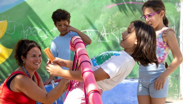 Niños usuarios de CaixaProinfancia en una de las actividades organizadas en verano